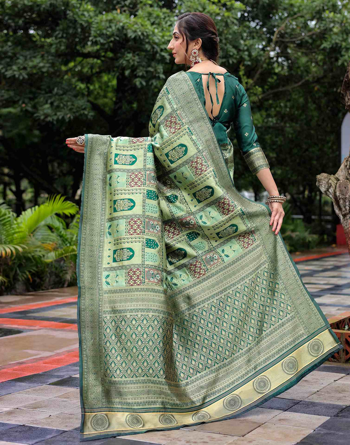 Green Graceful Silk Woven Saree